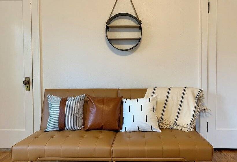 بنسيون 250 N Adams St