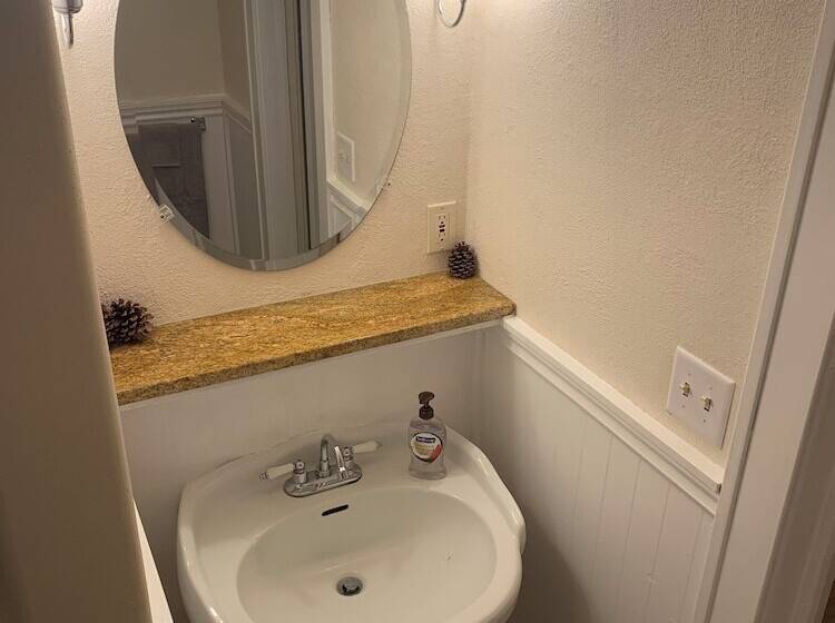 بنسيون 250 N Adams St