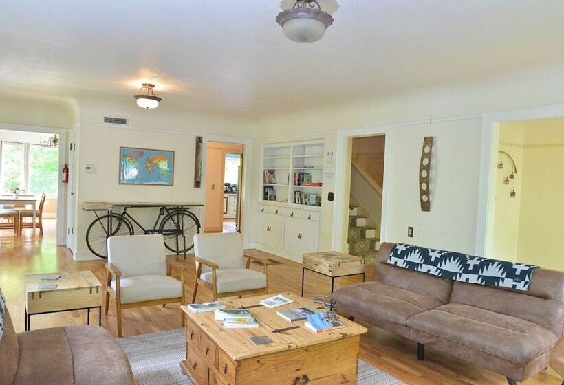 بنسيون 250 N Adams St