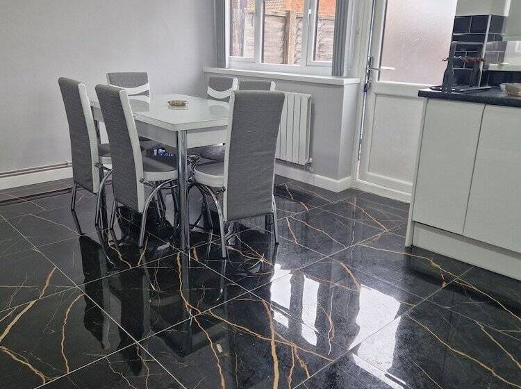 اقامتگاه Birmingham Blissful House