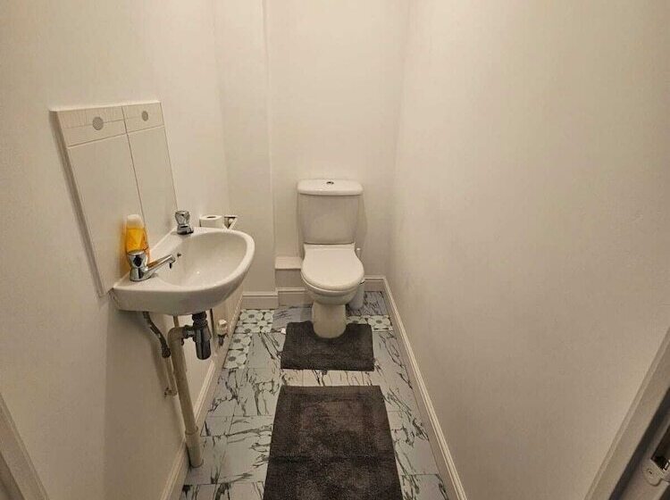 إقامة Sittingbourne Serenity   Spacious 4 Bed House