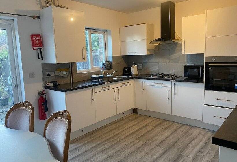 إقامة Sittingbourne Serenity   Spacious 4 Bed House