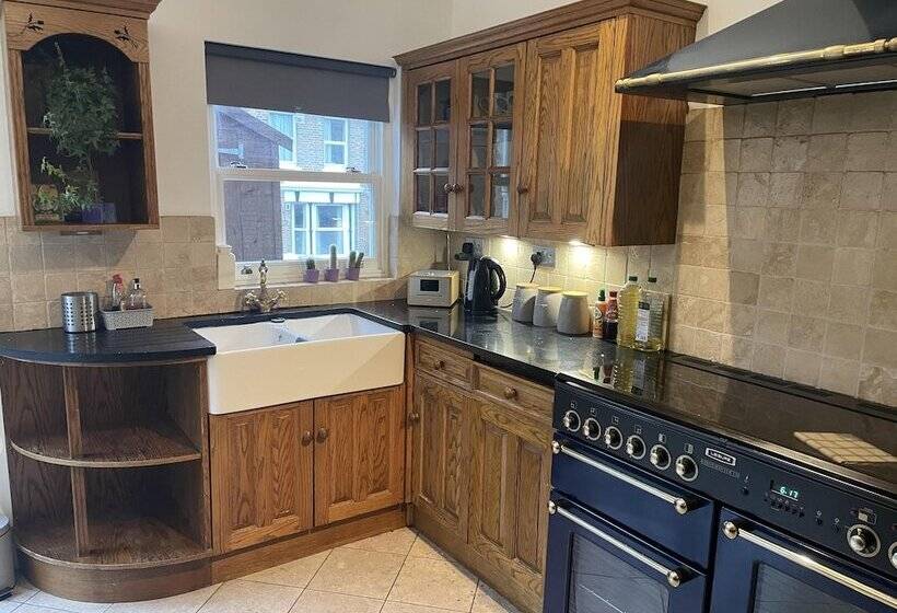 Резиденция Traditional Elegant Spacious English Home, 4bdr