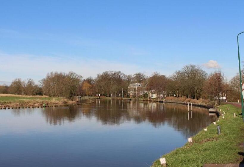 تختخواب و صبحانه The Riverside Logies & Restaurant