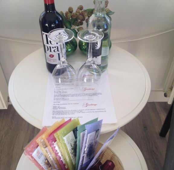 تختخواب و صبحانه The Riverside Logies & Restaurant