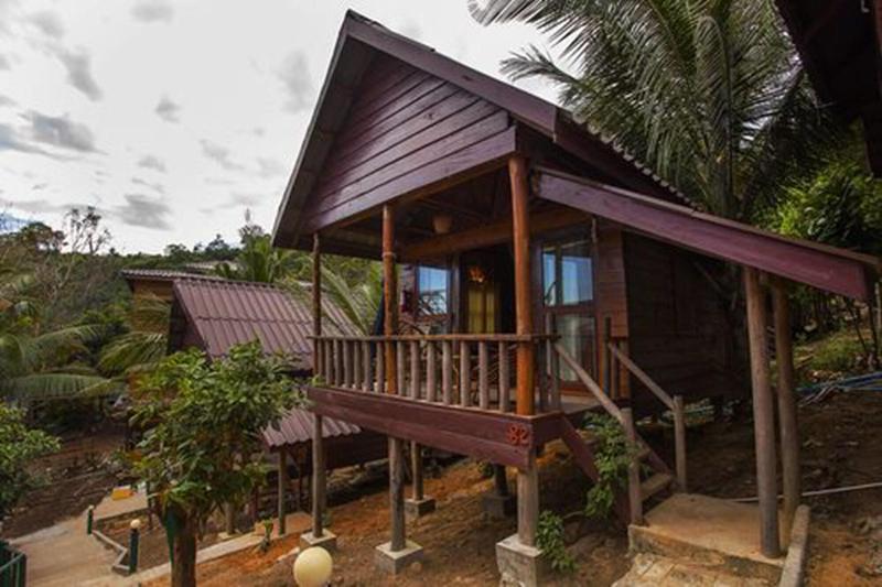 هتل Happy Elephant Bungalows