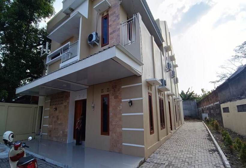 בית מלון כפרי Spot On 94076 Tinampi House Syariah
