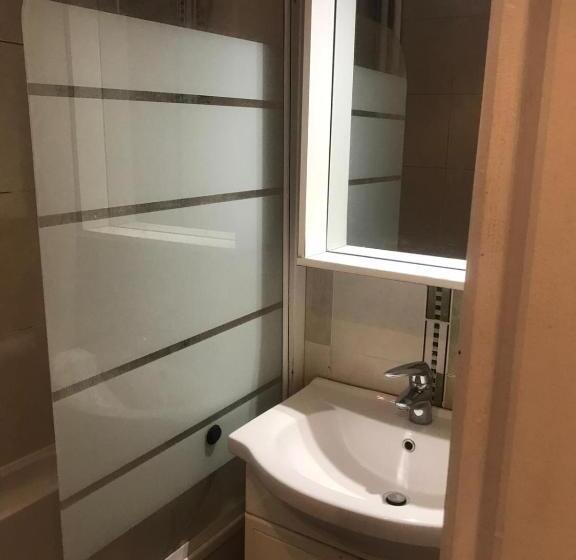 تختخواب و صبحانه Near Stade De France