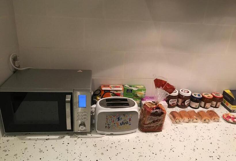 تختخواب و صبحانه Near Stade De France