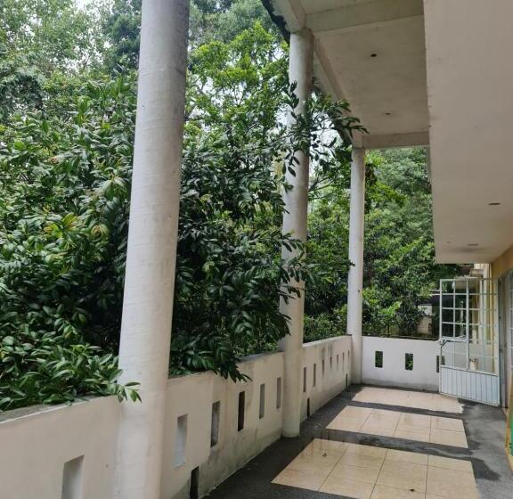 بنسيون Hostal El Jardín De Los Anturios