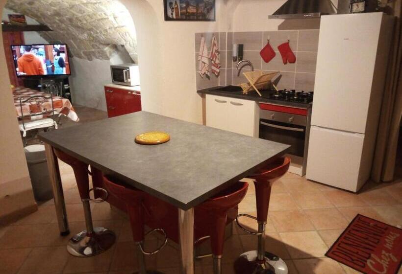 مبيت وإفطار Chambres D Hôtes L Amphitryon 5 Chambres