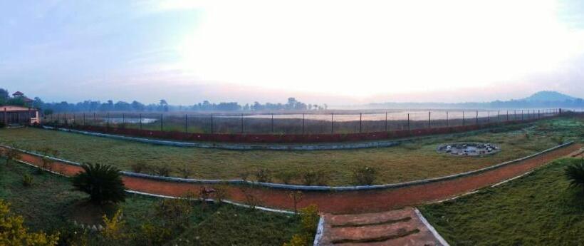 בית מלון כפרי The Lake View Tadoba