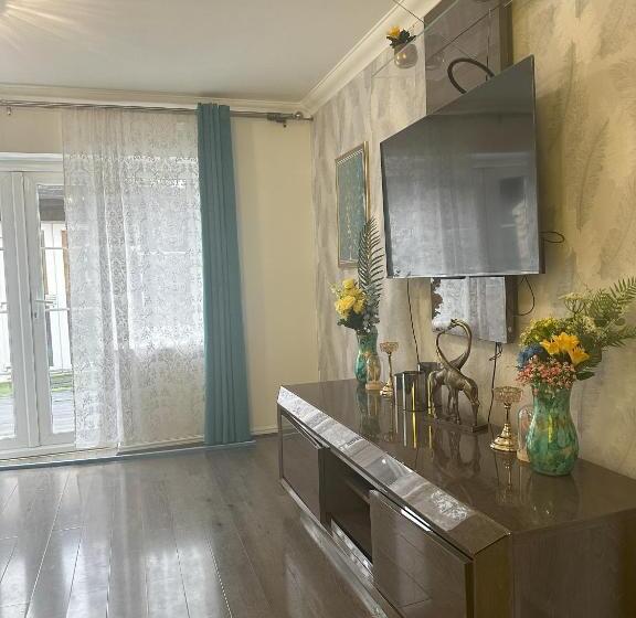 پانسیون Lavish 3 Story House With Full Of Comfort