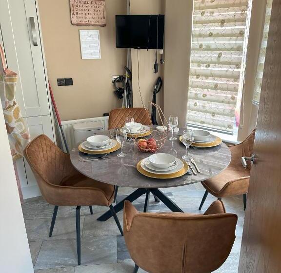 پانسیون Lavish 3 Story House With Full Of Comfort