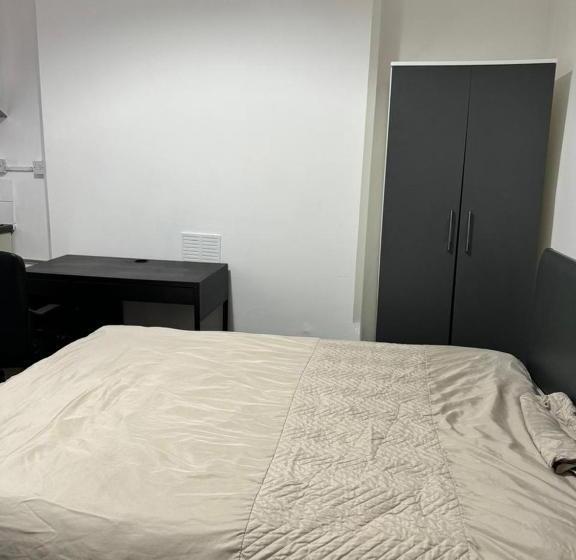 پانسیون Nice Ensuite Near Cricket Ground