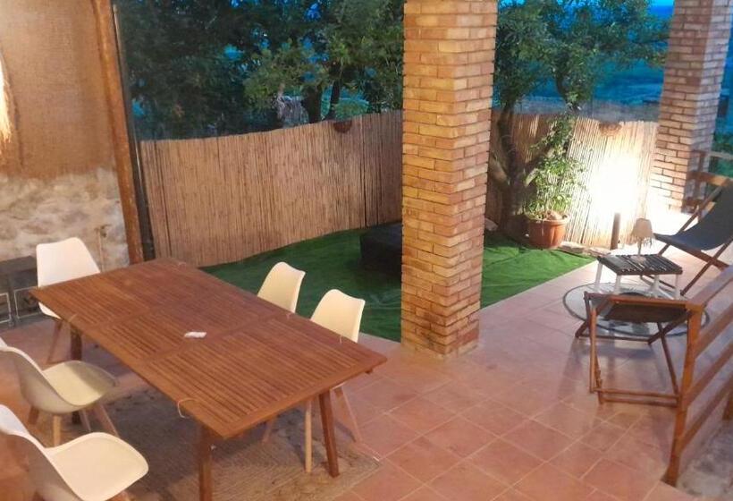 Пансион Oikos Guesthouse & Rooftop