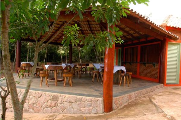 ユースホステル Pousada E Camping Claro Casa De Pedra De Delfinópolis  Mg