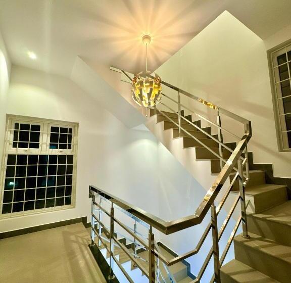 هتل Lavish Homestay