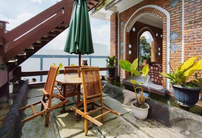 هتل Reddoorz At Jalan Ujung Sampun Berastagi