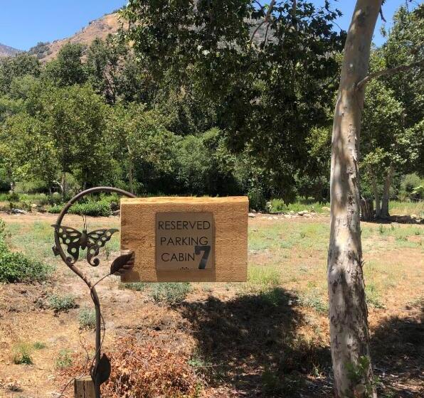 هتل Sequoia River Front Cabins