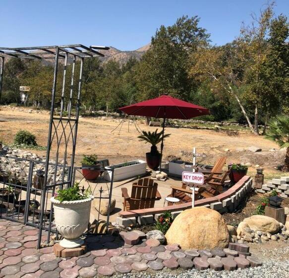 هتل Sequoia River Front Cabins