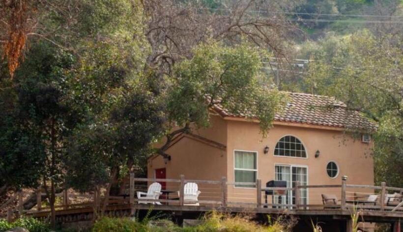 هتل Sequoia River Front Cabins