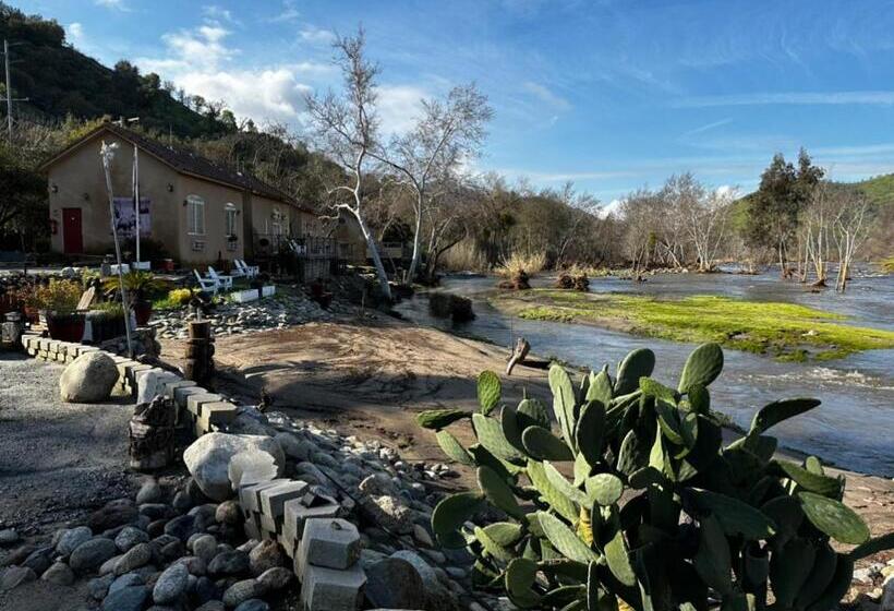 هتل Sequoia River Front Cabins