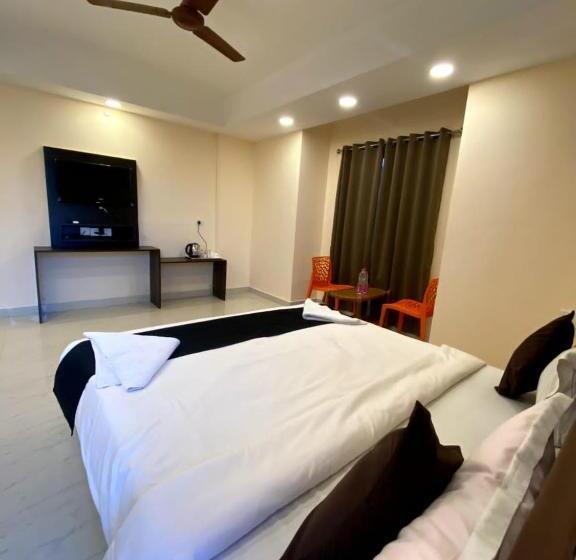 هتل Grand Resort Puri Swimming Pool And Garden, Near Sea Beach And Temple Fully Air Conditioned