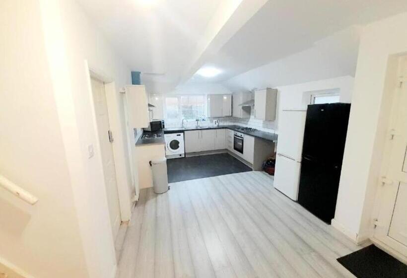 פנסיון Double Ensuite Room Free Parking