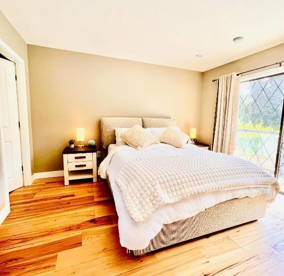 تختخواب و صبحانه Oceanside Manor   Fancy Room   Golf Course & Beach View