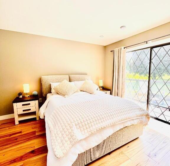 تختخواب و صبحانه Oceanside Manor   Fancy Room   Golf Course & Beach View