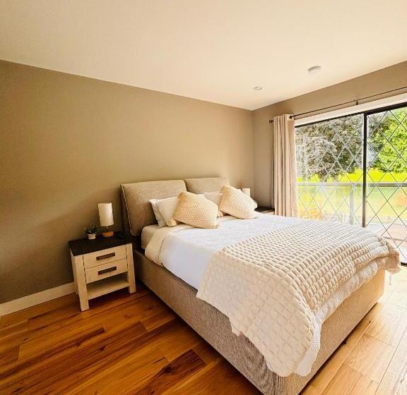 تختخواب و صبحانه Oceanside Manor   Fancy Room   Golf Course & Beach View
