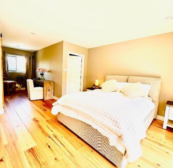 تختخواب و صبحانه Oceanside Manor   Fancy Room   Golf Course & Beach View