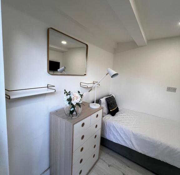پانسیون Lovely Ensuite Room In Corby