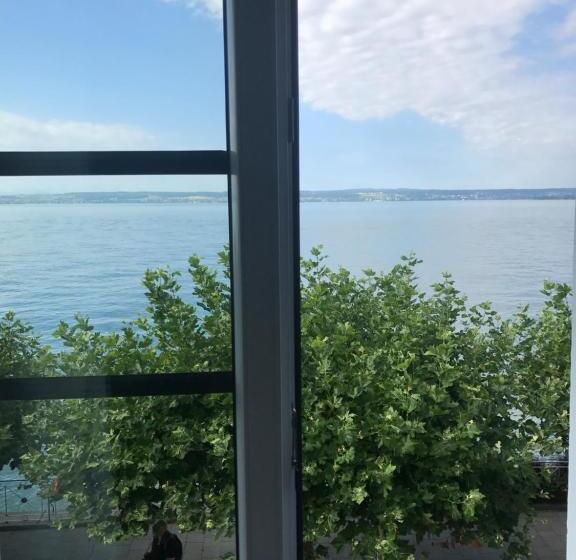 پانسیون Zwovier Meersburg