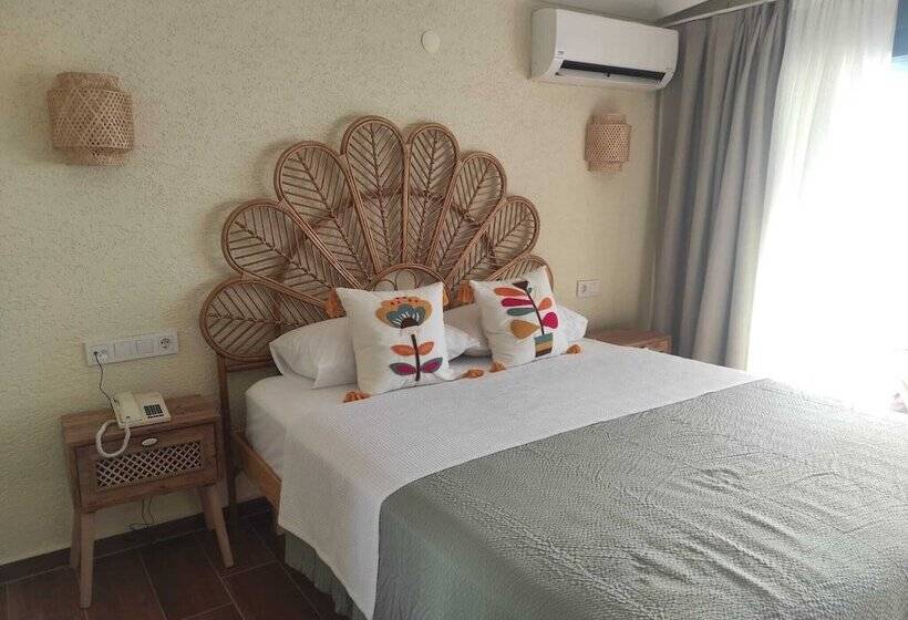 Ados Otel