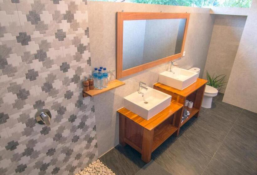 هتل Coco Breeze Spa