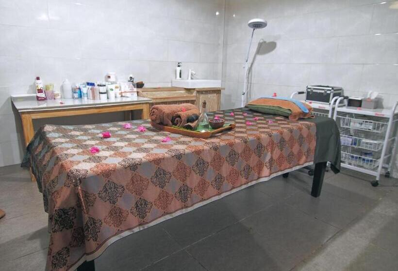 هتل Coco Breeze Spa