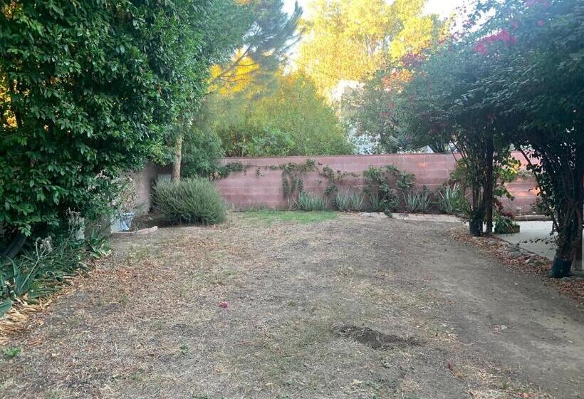 بنسيون Art Studio At 8509 Fullbright Avenue, Winnetka, Ca, Usa 91306