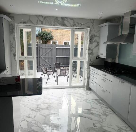 پانسیون Tina Guest House