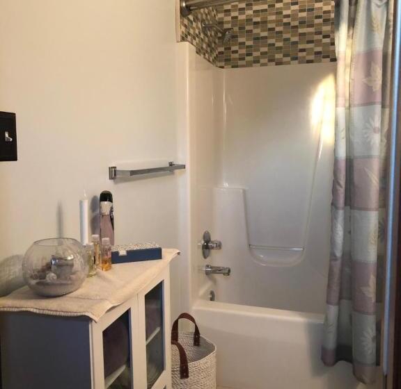 مبيت وإفطار 1st Floor Guest Room With Private Full Bath