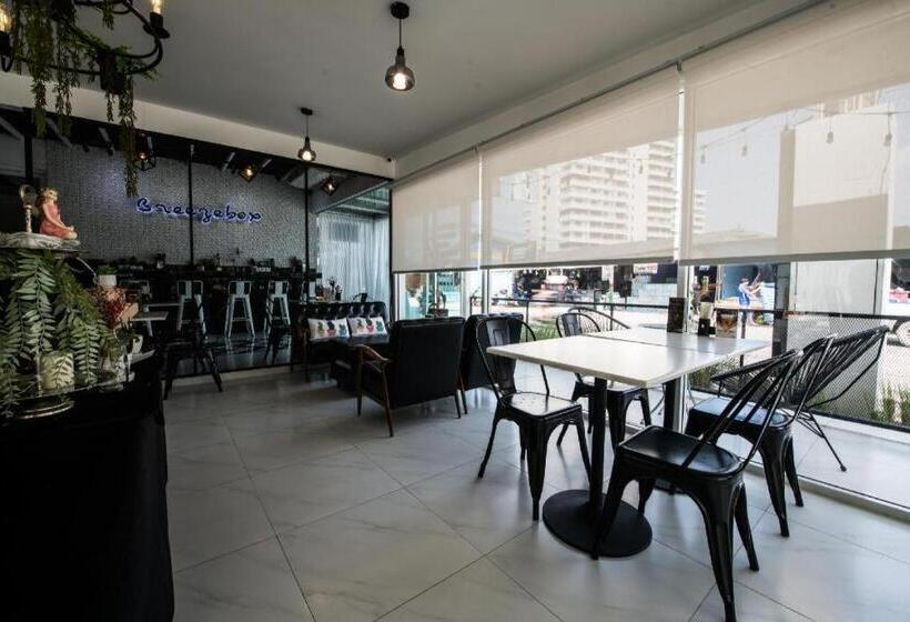 هتل Oyo 371 Sea Breeze Residence