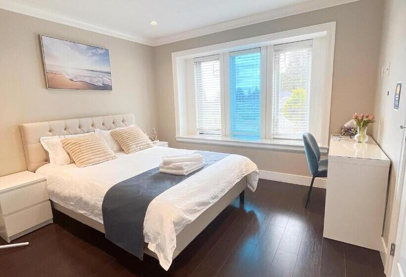 پانسیون Comfy Private Room & Bath Near Skytrain Metrotown