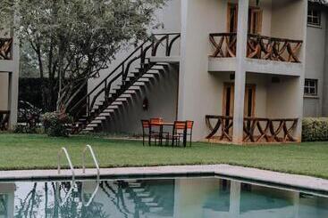 استراحتگاه Weru Weru River Lodge