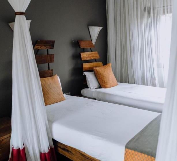 استراحتگاه Weru Weru River Lodge