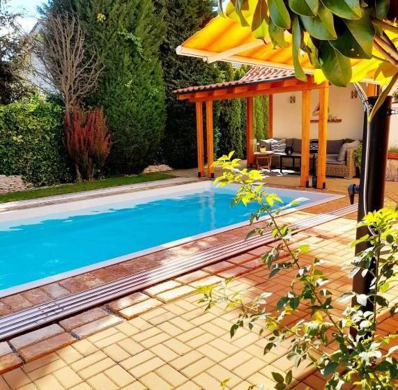 민박 Canadian Style House With 3d Effect Pool