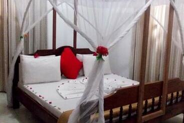 هتل Safari Lodge