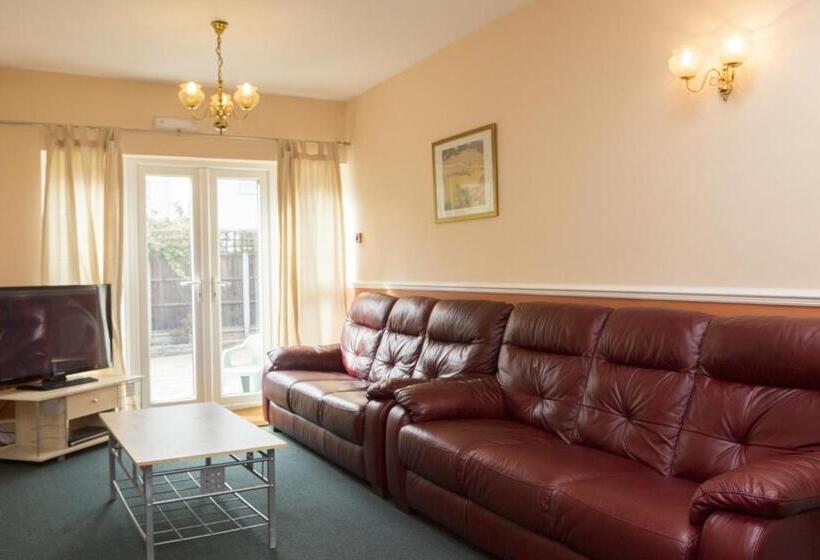پانسیون Southend Guest House   Close To Beach, Train Station & Southend Airport