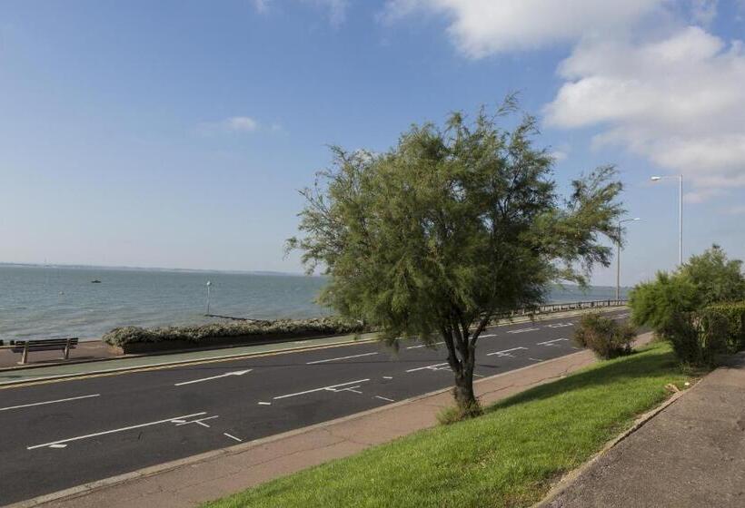 پانسیون Southend Guest House   Close To Beach, Train Station & Southend Airport