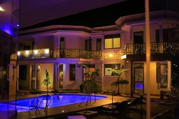 Mowicribs Hotel And Spa